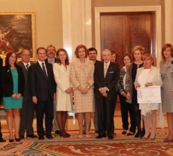 Su Majestad la Reina junto a los galardonados, jurado y patrocinadores del Premio a la Acción Magistral 2013